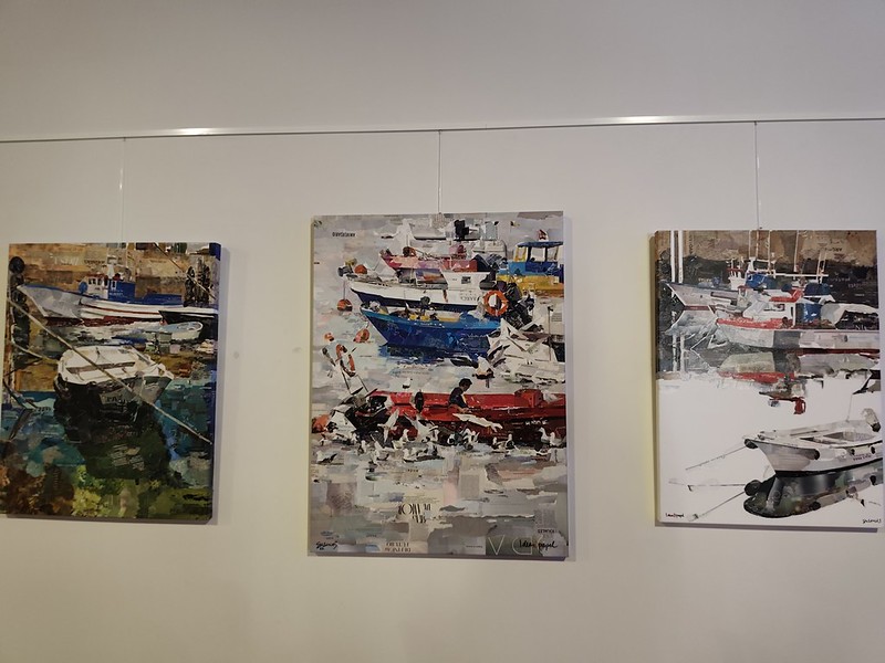 Obras de IdeasDpapel instaladas en la Sala Al-Artis en 2026