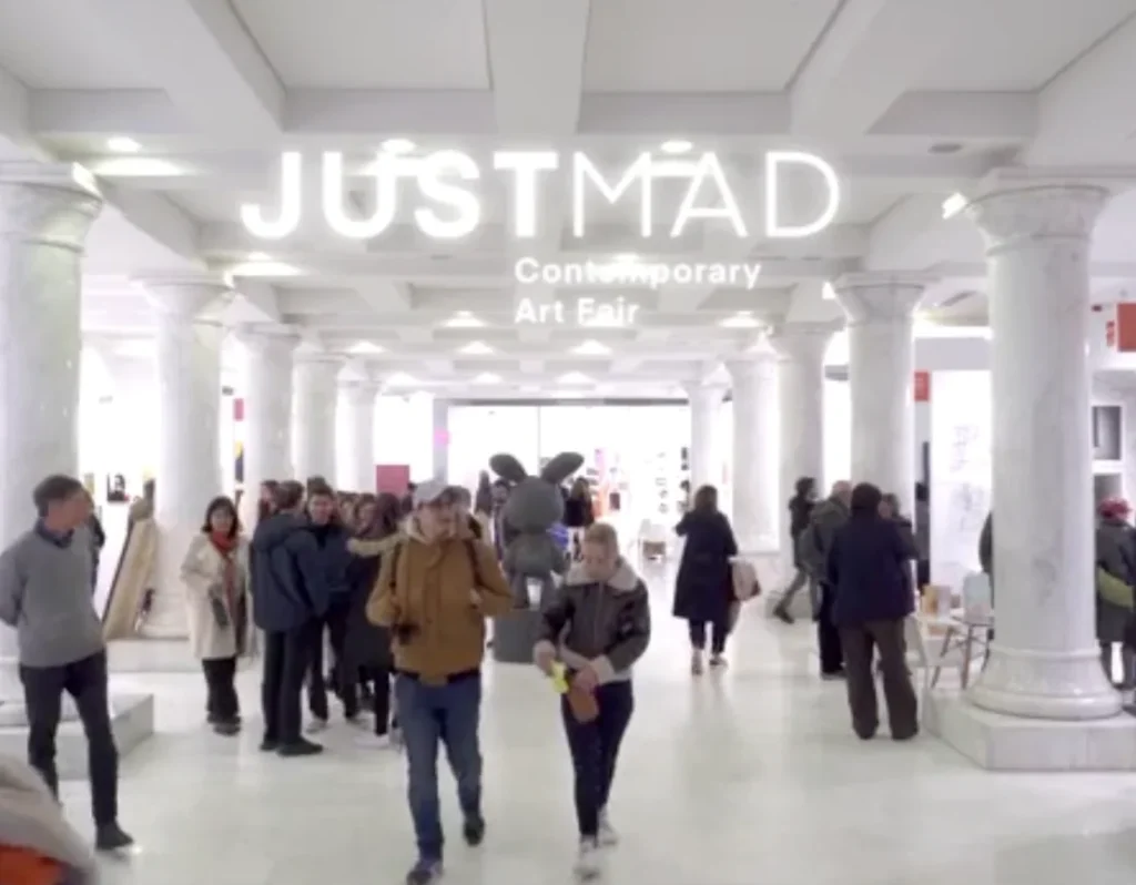Vista interior de la feria JUSTMAD Contemporary Art Fair en Madrid